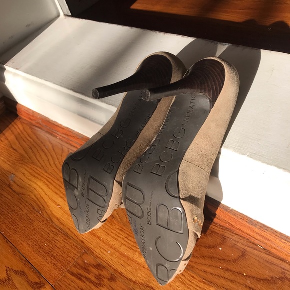 Suede khaki BCBG 4” heels gold buckle size 10 - Picture 7 of 7